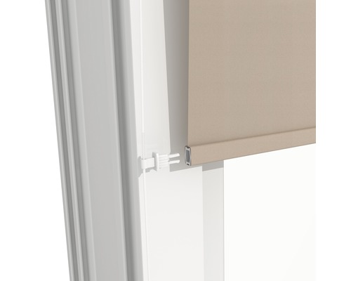 Detail béžovej okenné rolety s ovládaním šnúrkou na bielom okennom ráme.