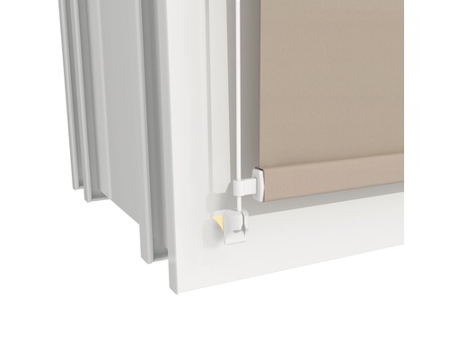 Detailný pohľad na roletu s upínacou konzolou na okne