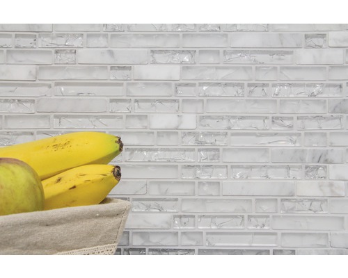 Mozaiková stena s košíkom ovocia v popredí