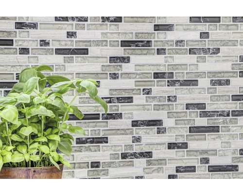 Dekoratívna mozaiková stena s rastlinou v kvetináči