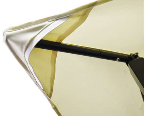 Detailný pohľad na slnečník s čiernym rámom a svetlým poťahom