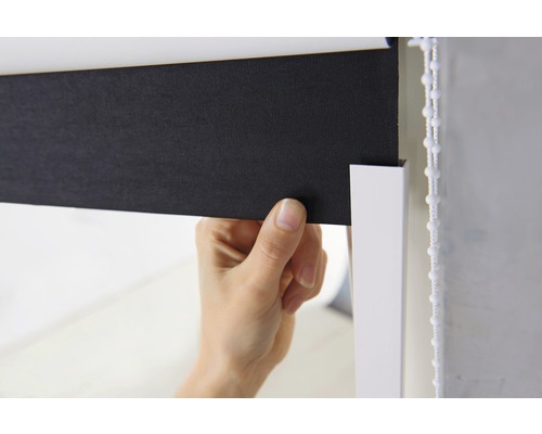 Detailný záber okenné žalúzie s ovládacou retiazkou