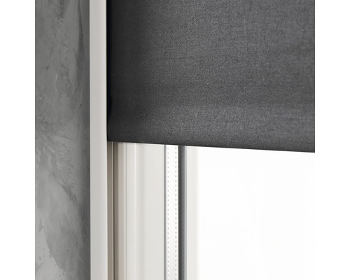 Okno so spustenou roletou