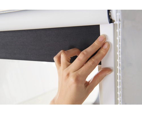 Detailný pohľad na osobu ovládajúcu roletu