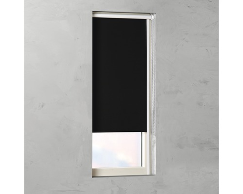 Okno s čiernou zatemňovacou roletou