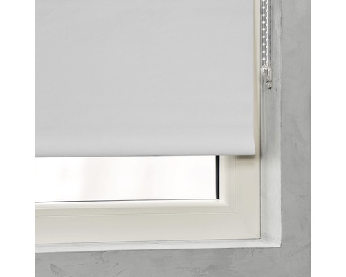 Biele okenné rolety na okne