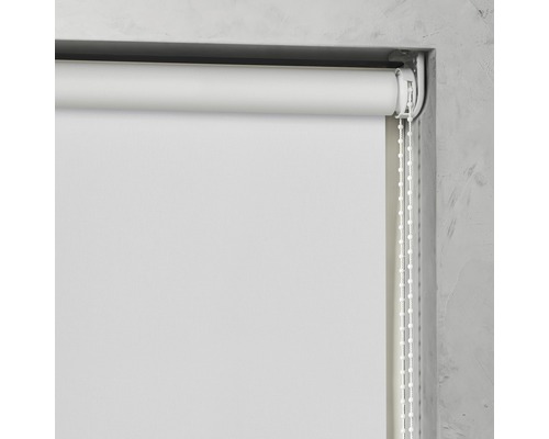 Roleta s retiazkovým ovládaním pri okne