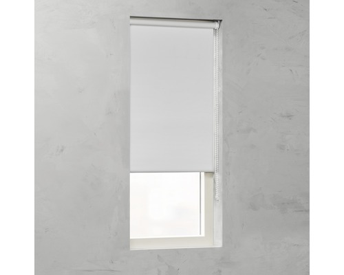 Okno s bielou roletou