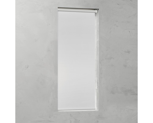 Biela roleta v okne pre súkromie a zatemnenie.