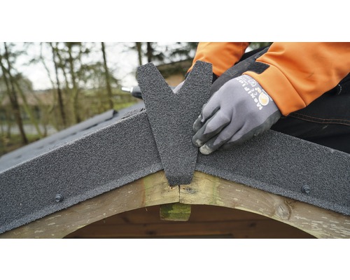 Montáž lepenky na záhradný domček