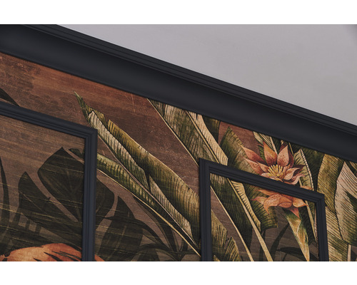 Detailný záber kvetinovej vzorovanej tapety s ozdobnými lištami