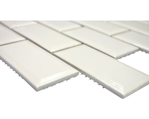 Obdĺžnikové keramické dlaždice vo väzbe