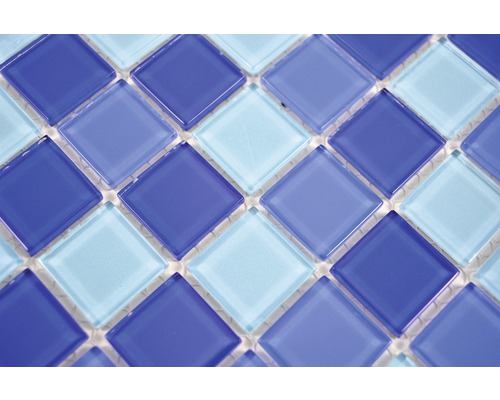 Detail štvorcových sklenených mozaikových dlaždíc