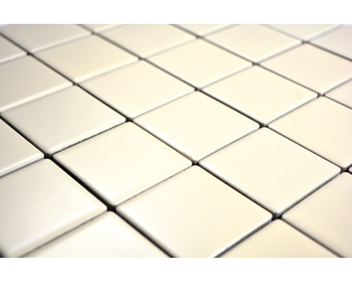 Detailný pohľad na štvorcové keramické dlaždice