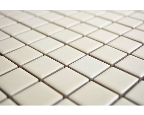 Vzor dlaždíc so štvorcovými keramickými dlaždicami