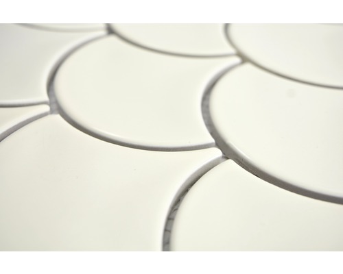 Detailný záber mozaikových dlaždíc v tvare rybích šupín