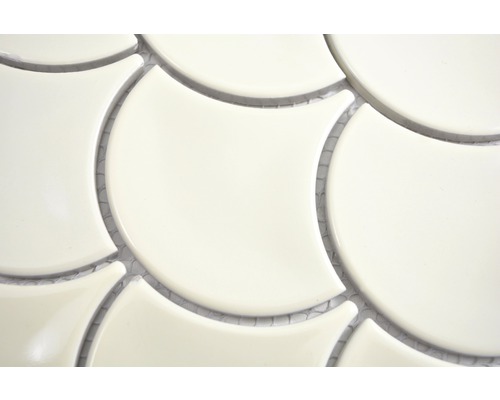 Detail mozaikových dlaždíc v tvare šupín