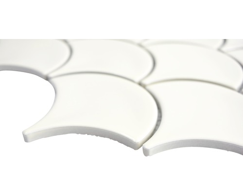 Detail keramických dlaždíc v tvare vejára