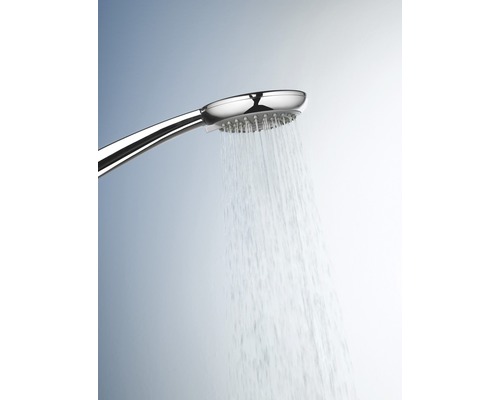 Ručná sprcha s tečúcou vodou