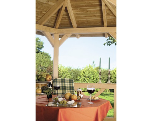 Drevený altánok so stolom, jedlom a nápojmi na vonkajšie stolovanie