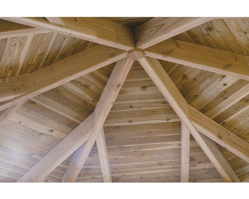 Detail drevenej konštrukcie záhradného domčeka.