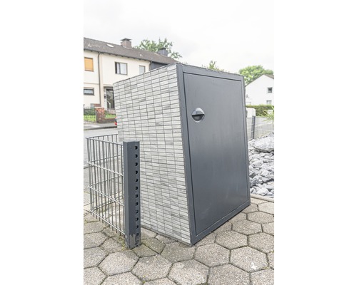 Sivý box na smetné nádoby s dvierkami a tehlovým vzorom
