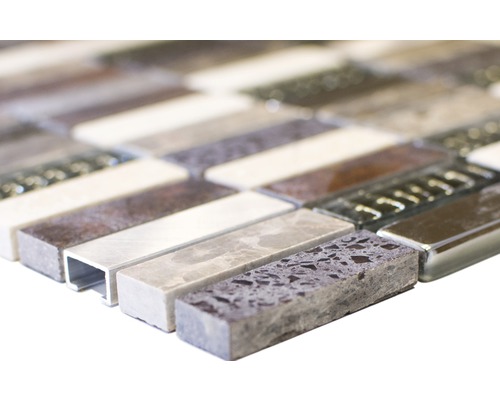 Mozaiková dlaždica s kamennými a sklenenými prvkami