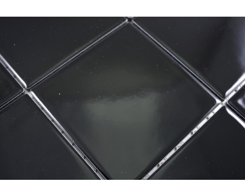 Detail čiernej mozaikovej dlaždice