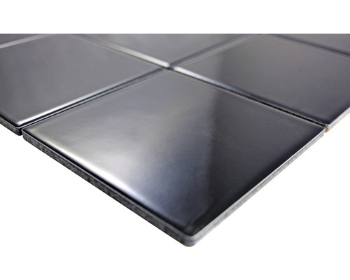 Detailný pohľad na štvorcové keramické dlaždice