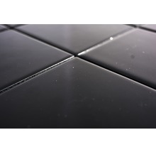 Detailný záber čiernych dlaždíc so škárami