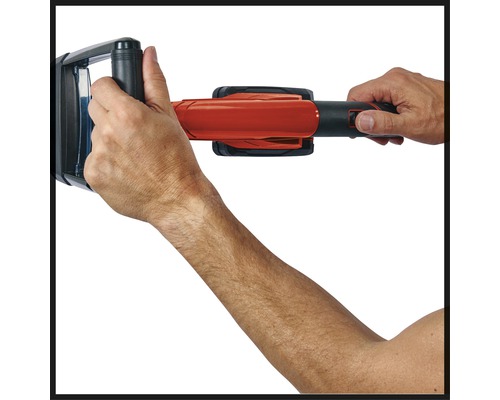 Osoba demonštruje ovládanie elektrického náradia