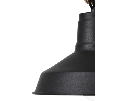 Detailný záber čierneho závesného svietidla