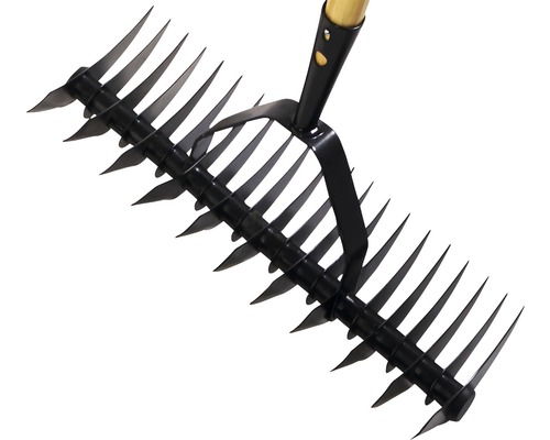 Prevzdušňovač trávnika s drevenou rukoväťou na údržbu záhrady