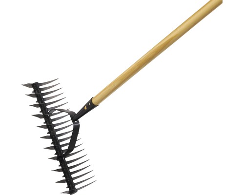 Záhradné hrable s drevenou násadou a kovovými hrotmi