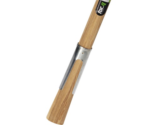 Detailný pohľad na drevenú násadu s kovovou objímkou