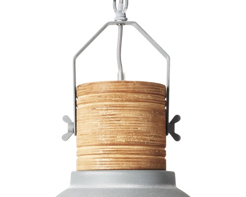 Detailný pohľad na závesné svietidlo s drevenými detailmi a kovovým závesom