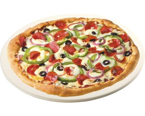 Pizza so salámou, paprikami, cibuľou a olivami na pizza kameni