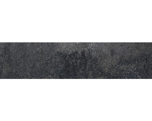 Tmavý, nerovný betónový povrch.