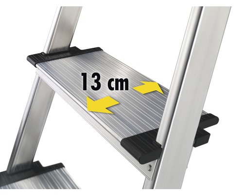 Detailný záber hliníkového stupňa rebríka s uvedením šírky 13 centimetrov.