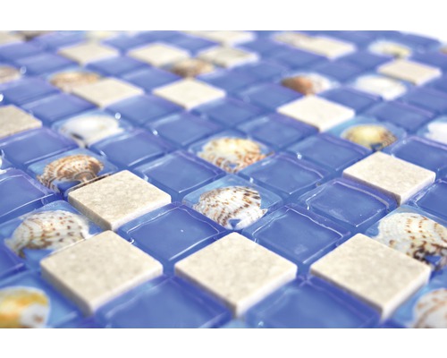 Detailný pohľad na mozaikové dlaždice so sklom, kameňom a dekoráciou mušlí