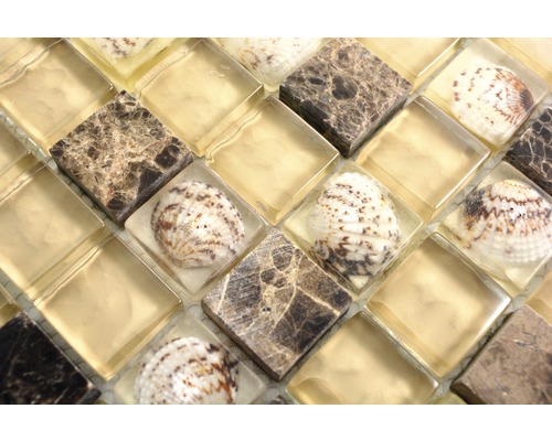 Mozaiková dlaždica so sklom, mramorom a mušľami