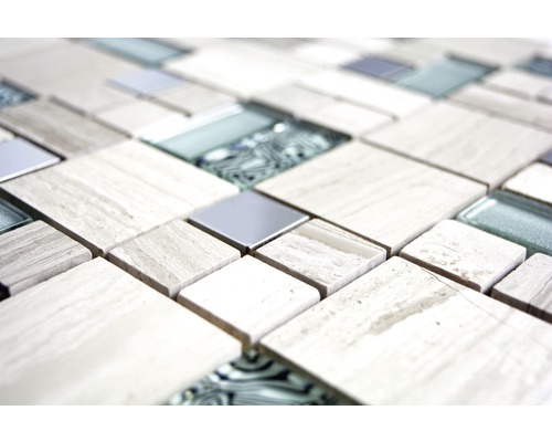 Detailný záber na mozaikové dlaždice z kameňa, skla a kovu