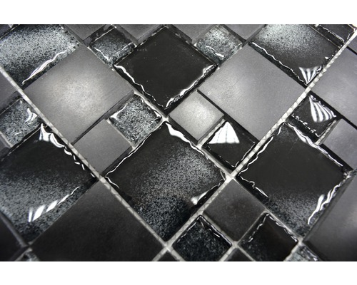 Mozaiková dlaždica so sklenenými a kamennými prvkami