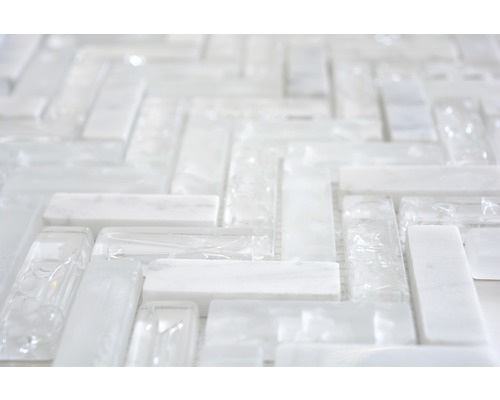 Mozaikové dlaždice zo skla a mramoru vo vzore rybej kosti