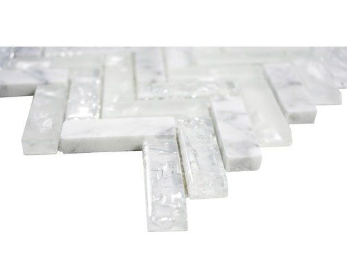 Mozaiková dlaždica z mramoru a skla s motívom rybej kosti