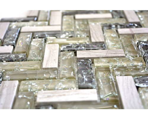 Mozaikové dlaždice zo skla a prírodného kameňa vo vzore rybej kosti