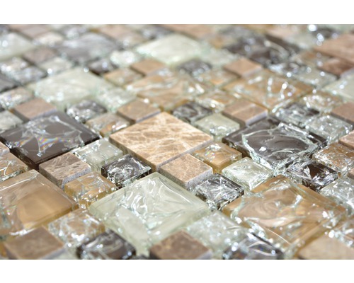 Detailný záber mozaikových dlaždíc zo skla a kameňa