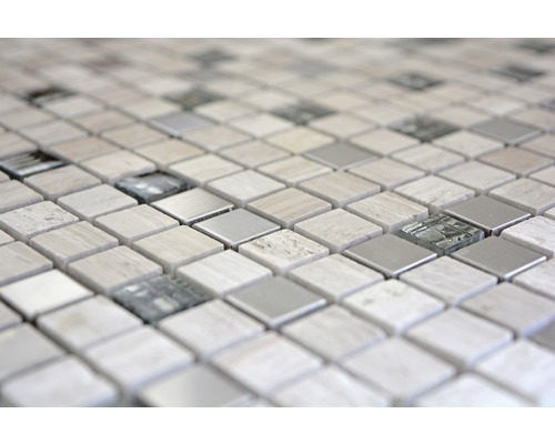 Detail štvorcových mozaikových dlaždíc z mramoru, kovu a skla