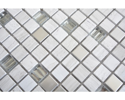 Detail štvorcových mozaikových dlaždíc z mramoru a skla