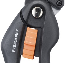 Logo Fiskars na záhradných nožniciach s bezpečnostným zámkom